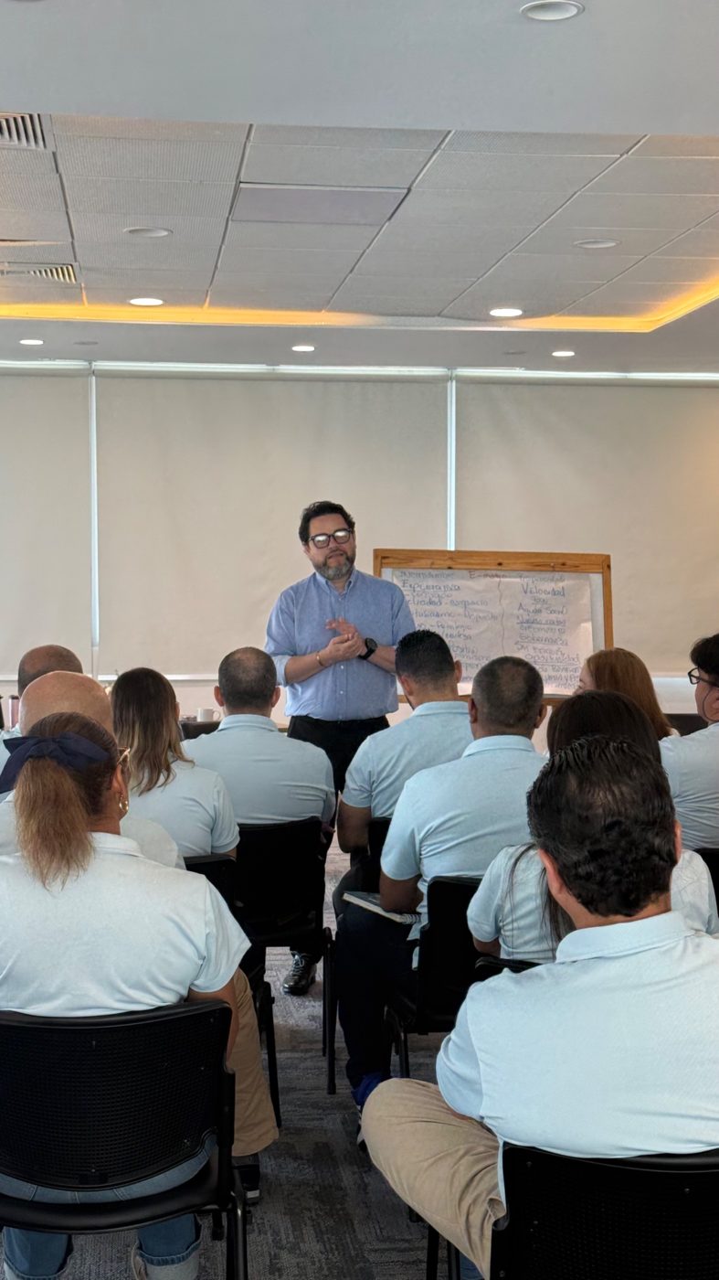 Daniel facilitando un taller corporativo