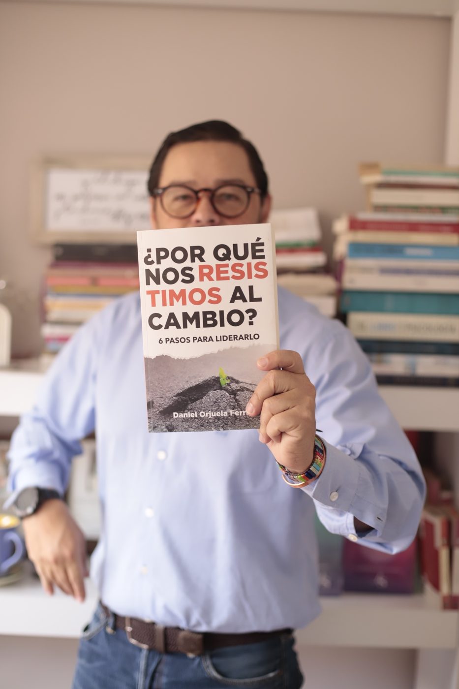 Daniel Orjuela Ferrin con su libro